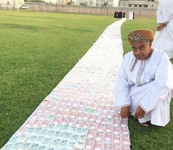 جنون أم جهل : عريس عماني يتحدّى أصهاره ويصرّ على أن تمشي عروسه فوق مهرها